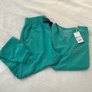 S Figs Surgical Green Scrub top and S surgical green scrub jogger pants